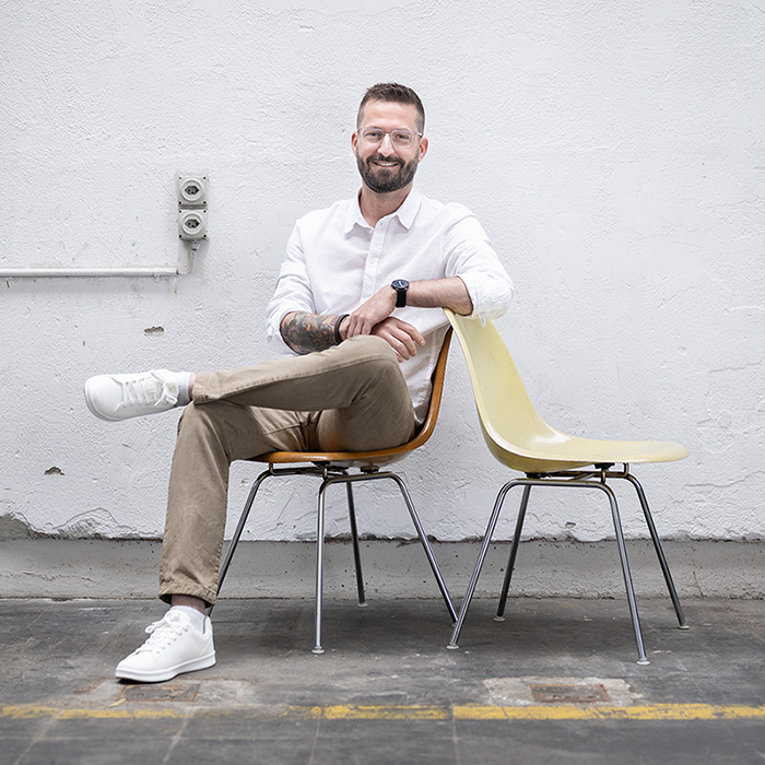 Gründer und Inhaber Manuel Galle sitzend auf einem Stuhl