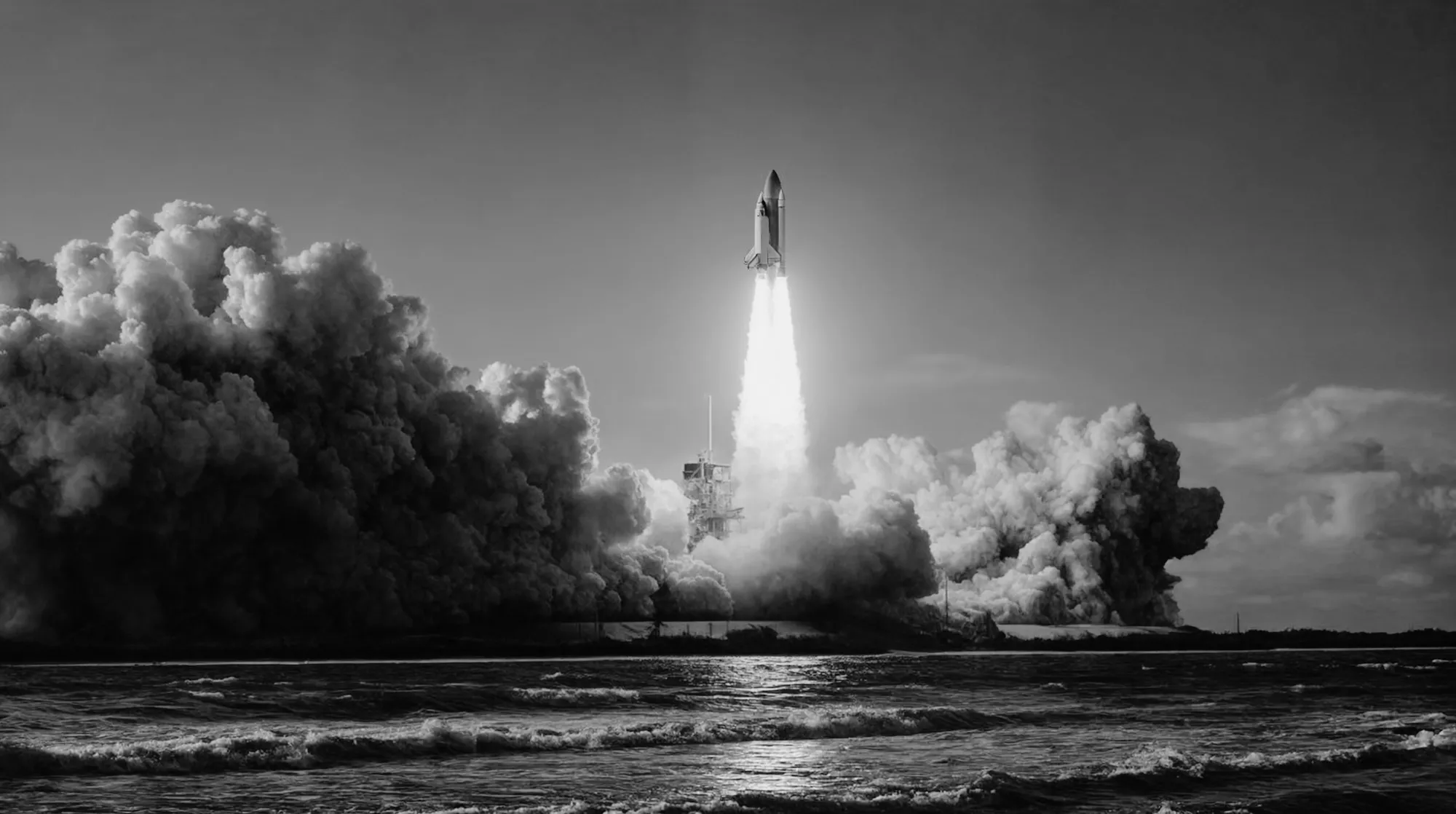 Il lancio di uno shuttle spaziale con grandi nuvole di fumo e il mare in primo piano.
