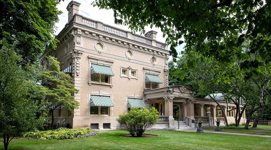 A photo of the outside of Ruthmere Museum