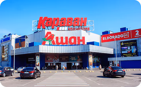A shopping center with cars parked in front of it.