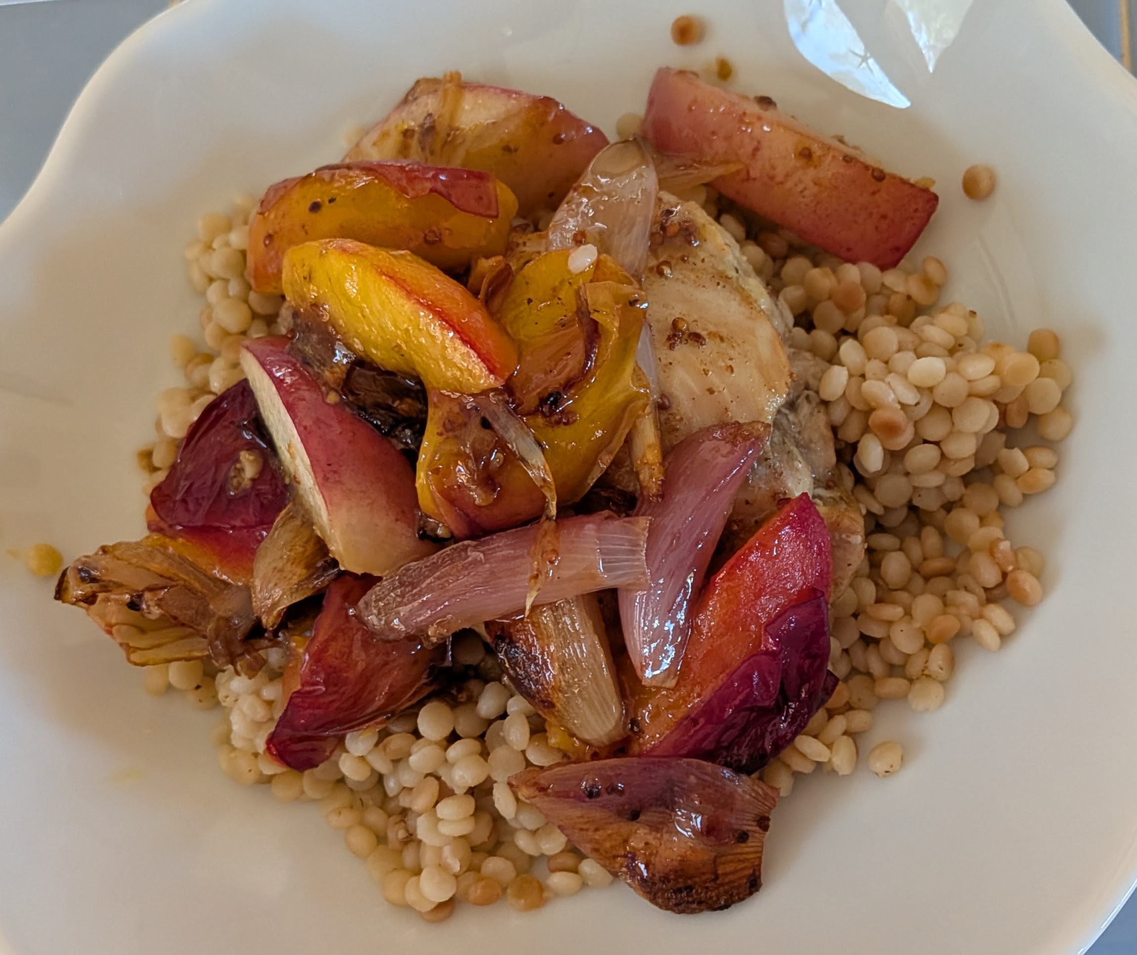 Chicken thighs with fruit and shallots