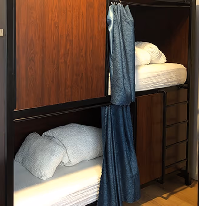 Dortoir mixte spacieux et lumineux Ă Hostel20 Bayonne, auberge de jeunesse conviviale au cĆur de Bayonne