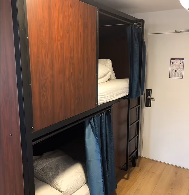 Dortoir mixte équipé avec casiers personnels à Hostel20 Bayonne, hébergement sécurisé et convivial en centre-ville