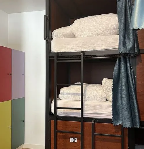 Dortoir mixte à Hostel20 Bayonne, lieu de séjour idéal pour voyageurs à petit budget