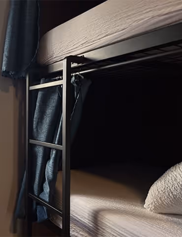 Dortoir avec lits en location mensuelle à Hostel20 Bayonne, hébergement flexible pour séjours longue durée