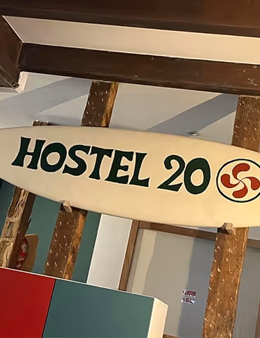 Entrée accueillante de l'auberge Hostel20 Bayonne, lieu chaleureux au cœur de Bayonne pour voyageurs