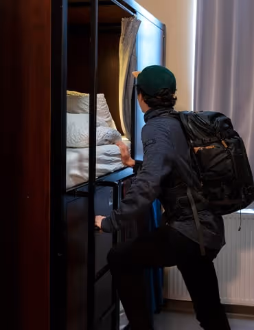 Étudiant dans un lit en location mensuelle à Hostel20 Bayonne, hébergement pratique et économique à Bayonne