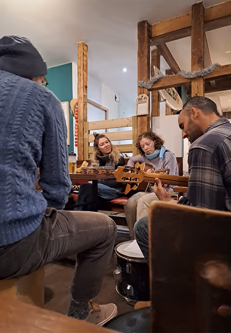 Soirées animées à Hostel20 Bayonne, ambiance conviviale et rencontres internationales entre backpackers