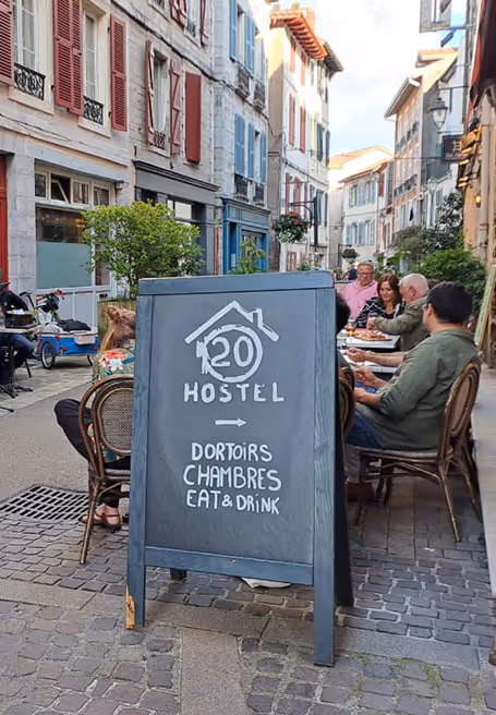 Hébergement de groupe à Hostel20 Bayonne, solution idéale pour classes découvertes, événements ou séjours scolaires