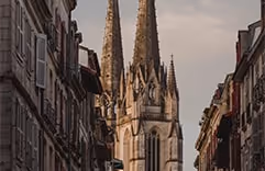 Circuit touristique à Bayonne proposé par Hostel20, itinéraire pour découvrir les lieux incontournables de la ville