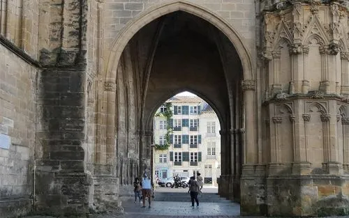 Visite culturelle de Bayonne au départ d'Hostel20, musées, architecture, traditions et patrimoine basque
