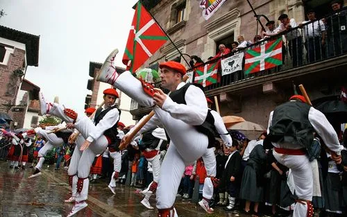 Fête traditionnelle du Pays Basque célébrée à Bayonne, ambiance festive et culture régionale authentique