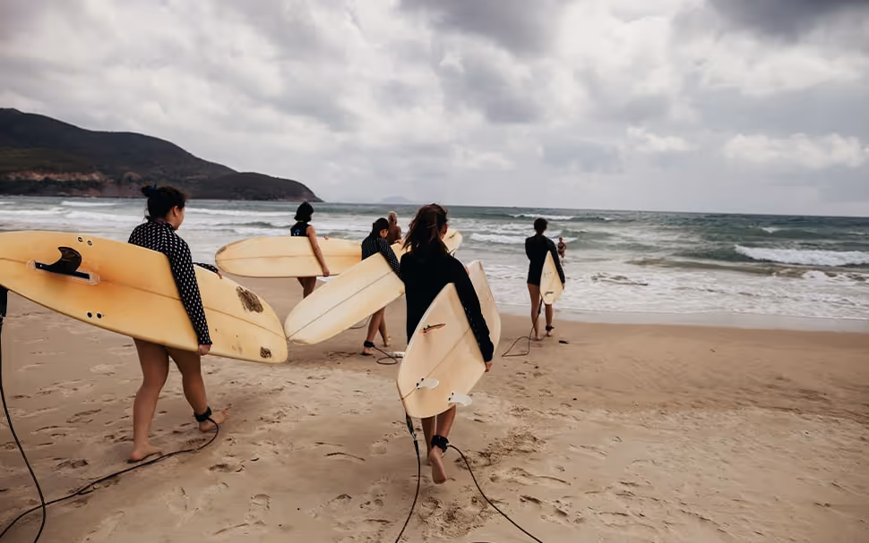 Session de surf en groupe d'amis sur la cĂŽte basque Ă proximitĂ© dâHostel20 Bayonne, idĂ©ale pour dĂ©butants et confirmĂ©s