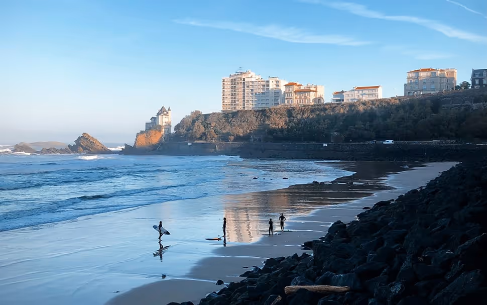 Session de surf sur la côte basque à proximité d’Hostel20 Bayonne, idéale pour débutants et confirmés