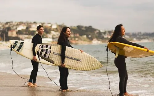 Groupe de voyageurs pratiquant le surf à Bayonne lors d’un séjour convivial à Hostel20