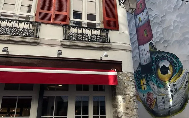 Façade de Hostel20 Bayonne décorée de street art, ambiance artistique et urbaine dans le centre historique