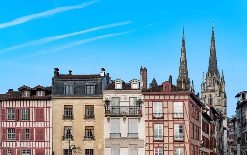 Architecture typique de Bayonne, maisons Ă colombages basques visibles depuis les rues proches de Hostel20