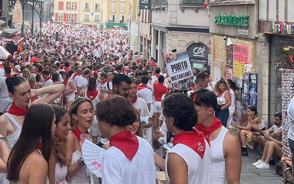 Ambiance festive durant les FĂȘtes de Bayonne, grand Ă©vĂ©nement populaire basque Ă vivre depuis Hostel20