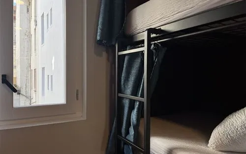 Dortoirs mixtes de l'auberge Hostel20 à Bayonne, hébergement convivial pour backpackers et groupes de voyageurs