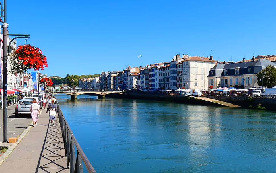 Vue panoramique de Bayonne, entre fleuves et architecture basque, proche de l'auberge Hostel20