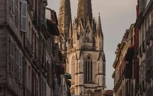 Vue de la cathédrale Sainte-Marie de Bayonne depuis les alentours de l’auberge Hostel20