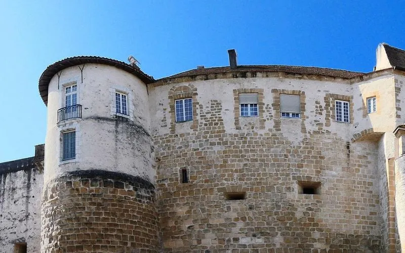 Architecture typique de Bayonne avec maisons basques traditionnelles à colombages et volets colorés