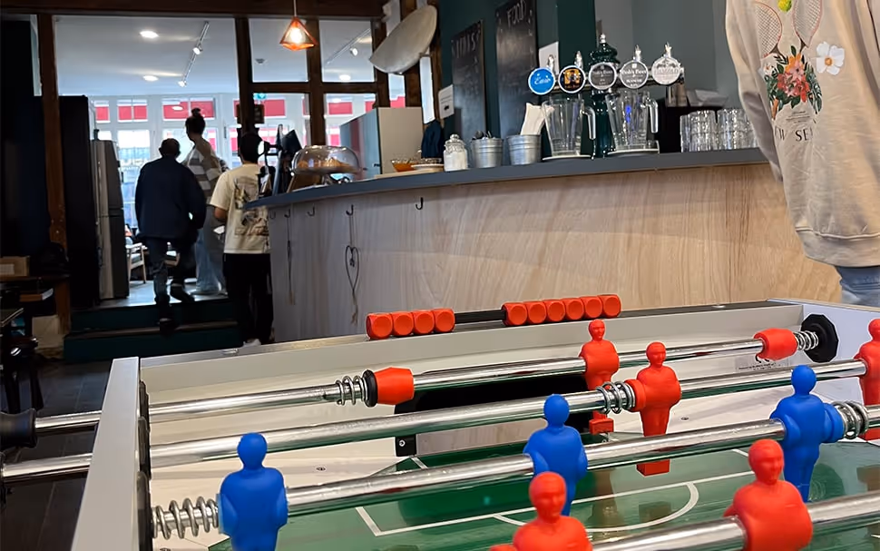 Partie de babyfoot lors d’un évènement organisé par Hostel20 Bayonne, ambiance festive et détendue