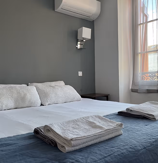 Chambre double à Hostel20 Bayonne, parfaite pour couples ou amis en voyage dans le Pays Basque