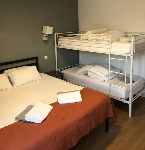 Chambre familiale de quatre lits à Hostel20 Bayonne, confort et convivialité pour séjour en groupe