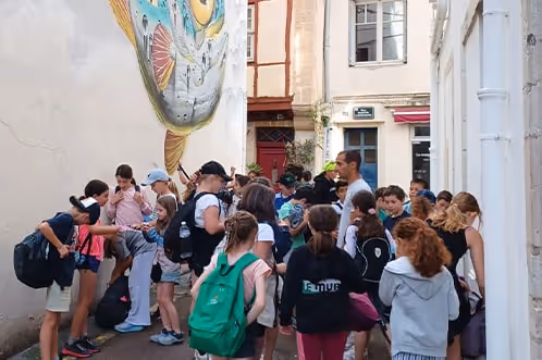 Hébergement pour voyage scolaire à Bayonne avec Hostel20, accueil des classes découvertes en auberge de jeunesse