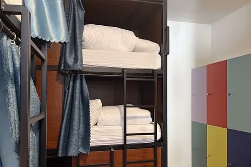 Dortoir confortable et sécurisé pour dormir à Hostel20 Bayonne, adapté aux voyageurs seuls ou en groupe