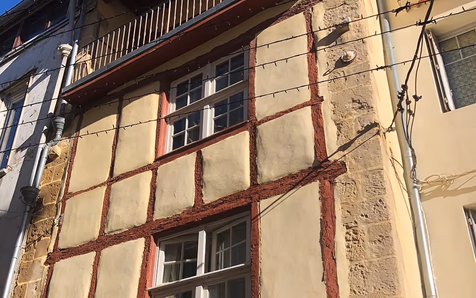 Façade traditionnelle de lâauberge Hostel20 Bayonne avec ses volets colorĂ©s et son architecture basqu