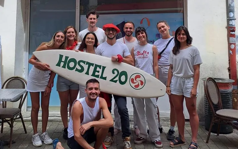 Ăquipe accueillante de lâauberge Hostel20 Bayonne, dĂ©diĂ©e au bien-ĂȘtre des voyageurs et au bon dĂ©roulement des sĂ©jours