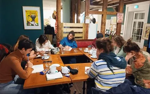 Groupe dâamis en sĂ©jour Ă Hostel20 Bayonne, hĂ©bergement convivial pour profiter ensemble du Pays Basque