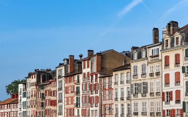 Maison traditionnelle basque à Bayonne, avec colombages et volets rouges emblématiques du style local