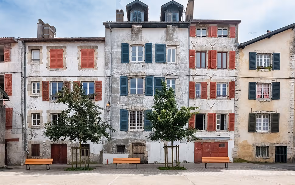 Quartier typique du Pays Basque avec ruelles pavées, façades traditionnelles et ambiance authentique