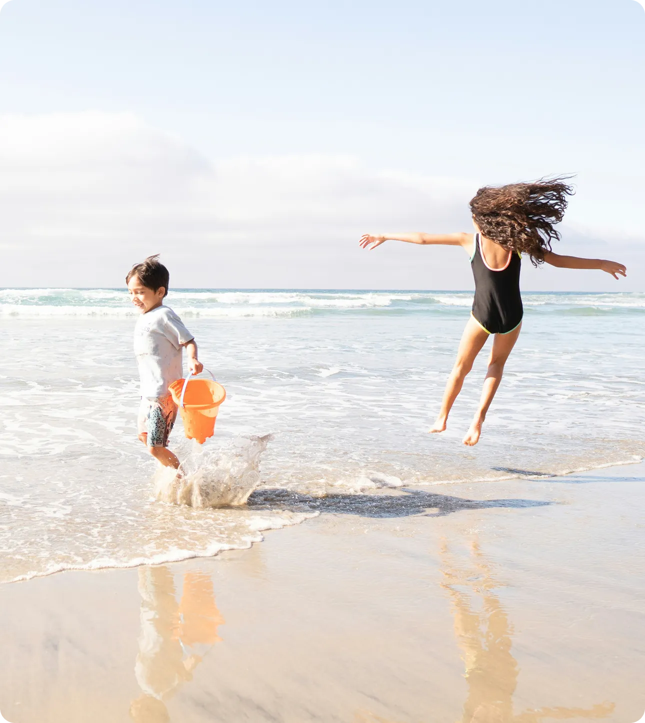 2 enfants jouant sur une plage