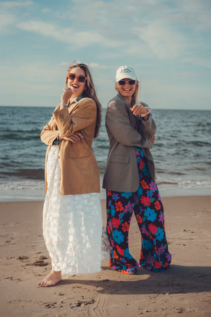 Founders van We Do Better op het strand, kijkend in de camera