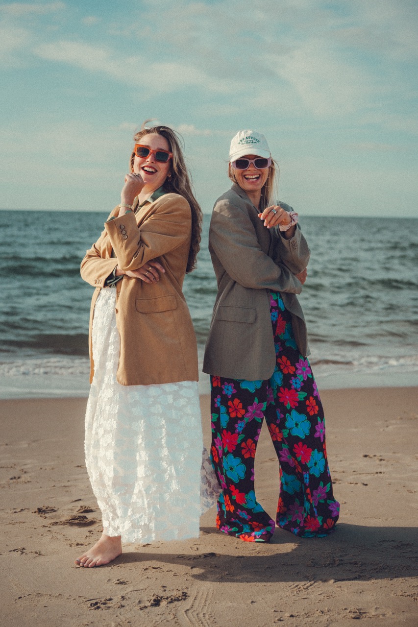 Founders van We Do Better op het strand, kijkend in de camera
