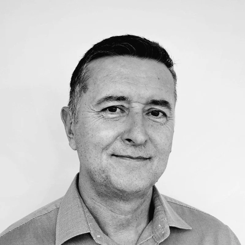 Headshot of team member Ian, COO at instarinse, supporting reusable cup cleaning and sustainability.