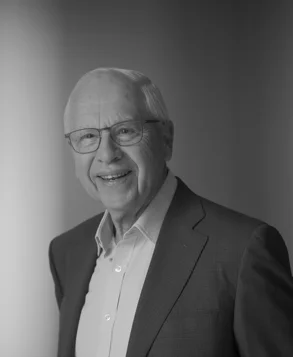 Black and white headshot of Richard Olver, investor in Lava Labs backing instarinse reusable cup cleaning innovation.