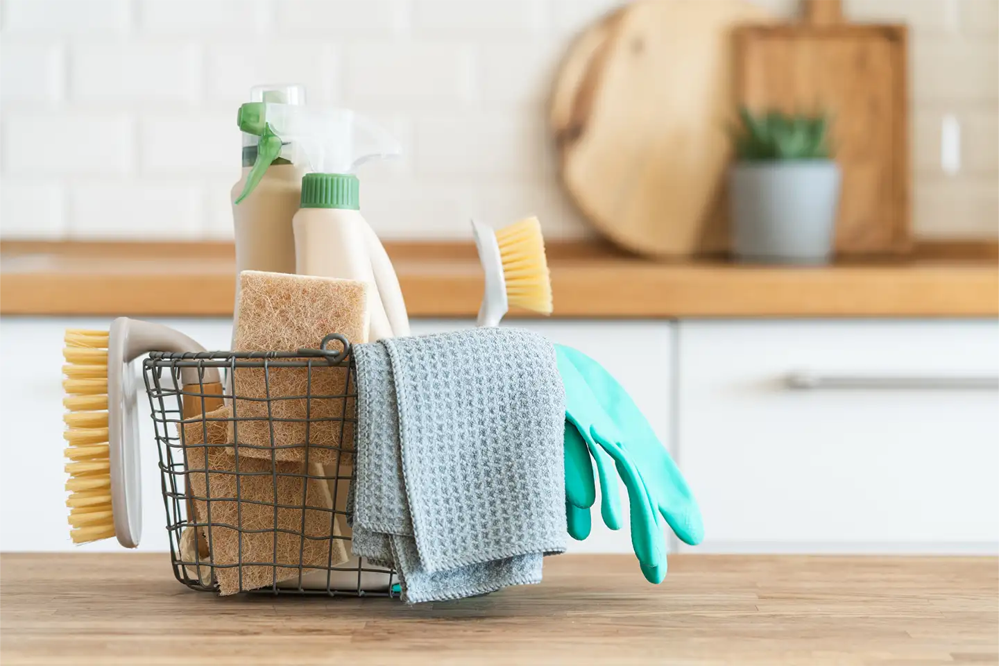 Panier avec de sproduits de nettoyage dans une cuisine d'appartement