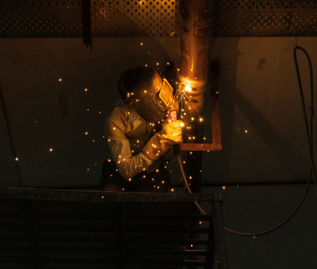 Naprawa spawalnicza ramy maszyny – ilustracja usługi