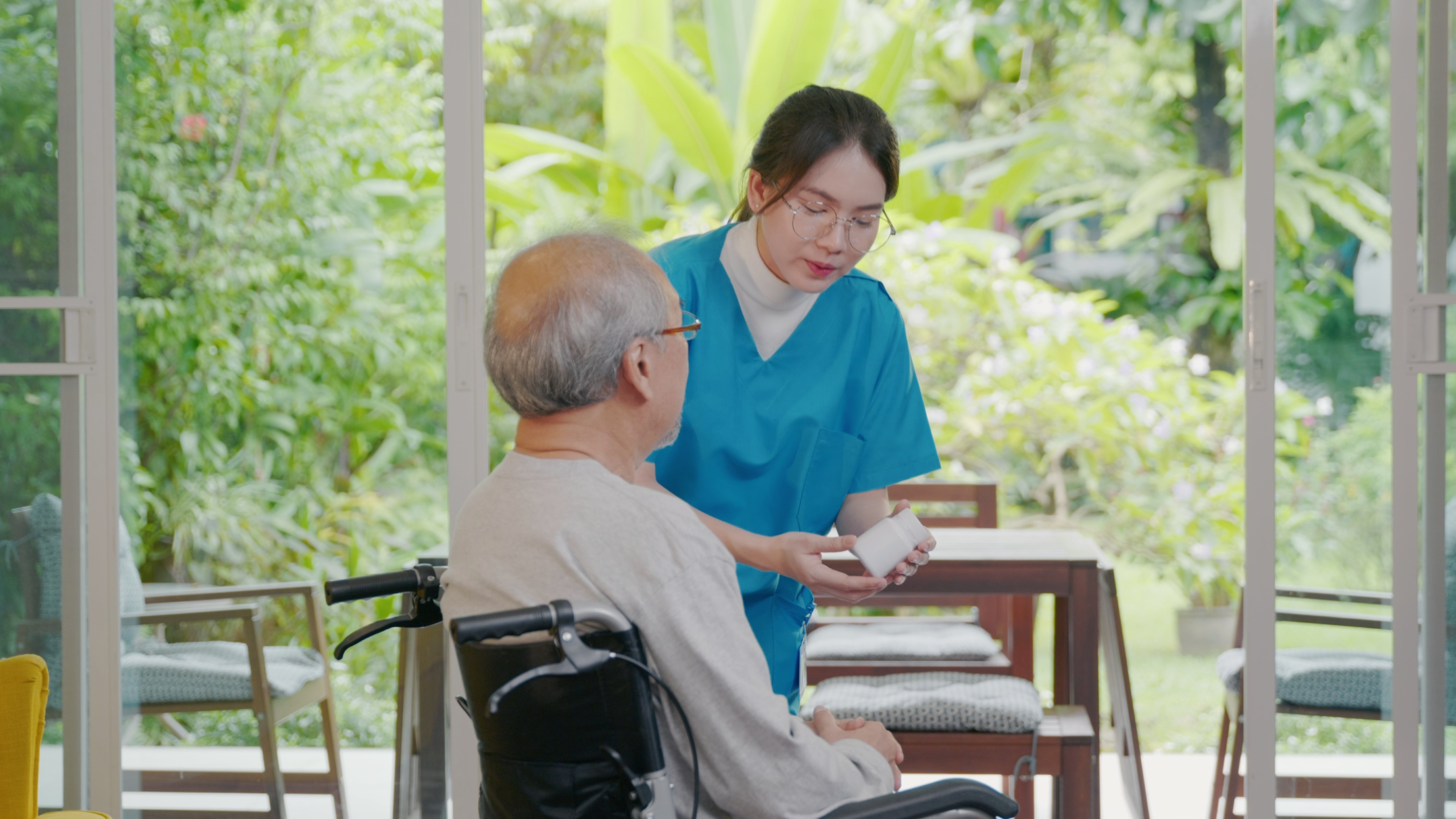 Nurse showing a patient a bottle of prescribed pills
