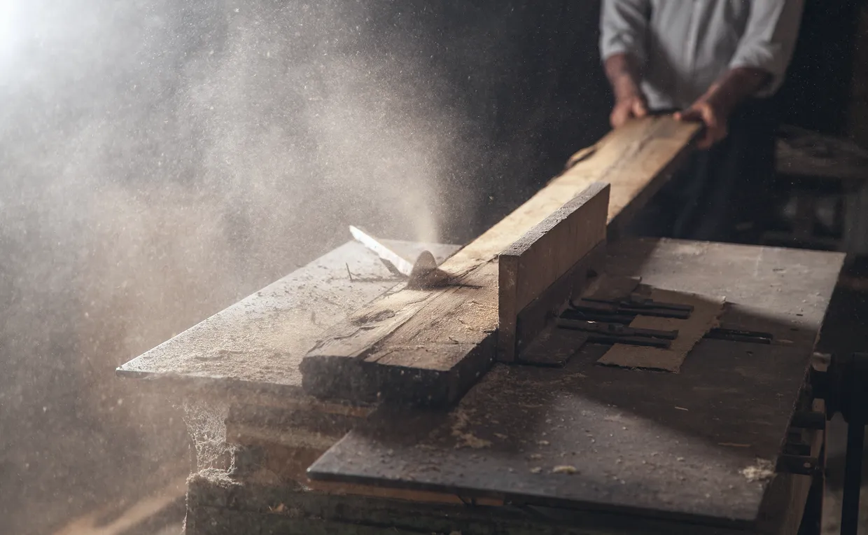 Zdjęcie podczas pracy nad stołem