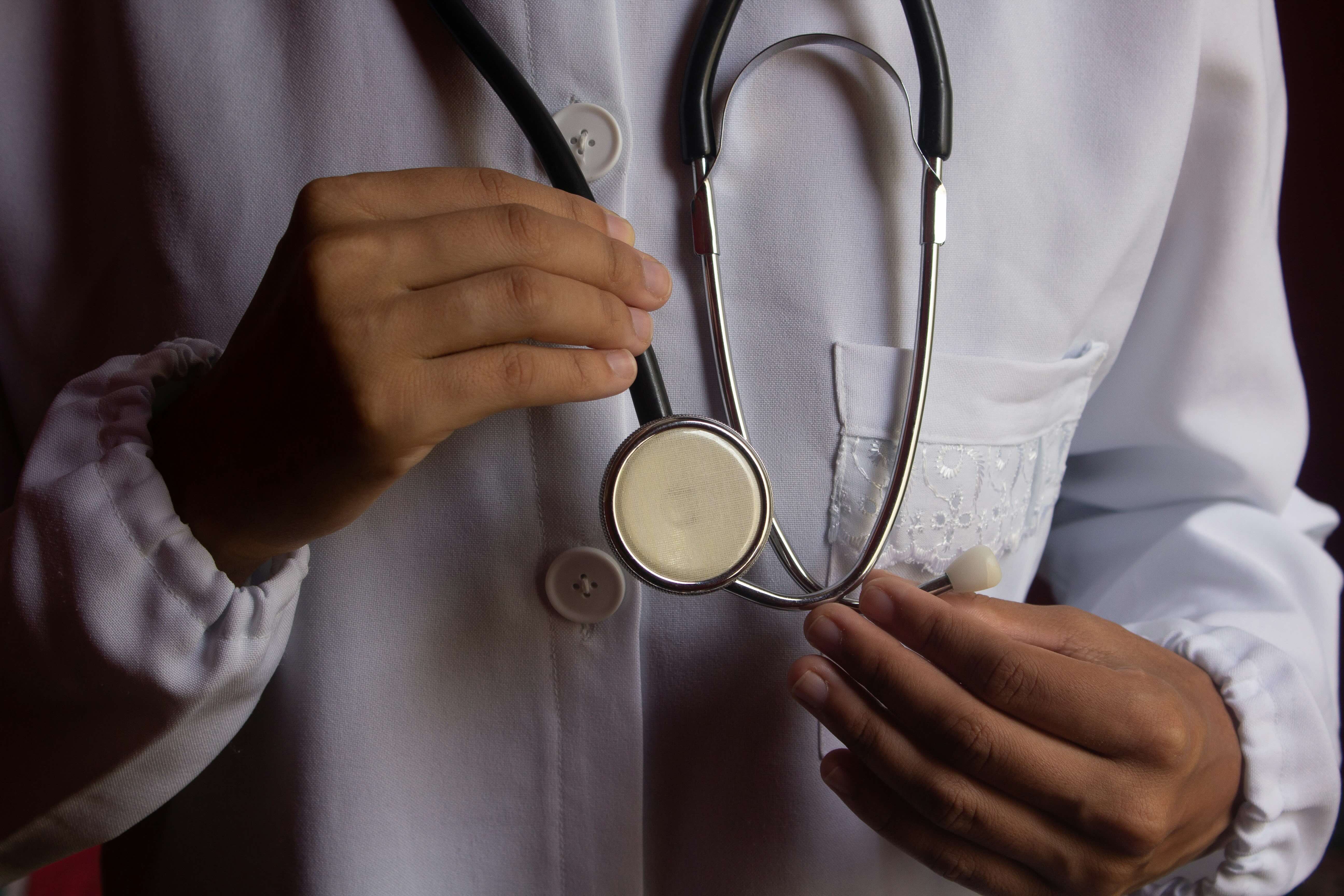 Hospital Volunteering vs. Medical Research: Which Should a High School Student Choose?