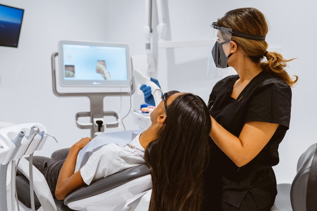 Consulta de alineadores transparentes Invisalign para ortodoncia en Maida Smiles