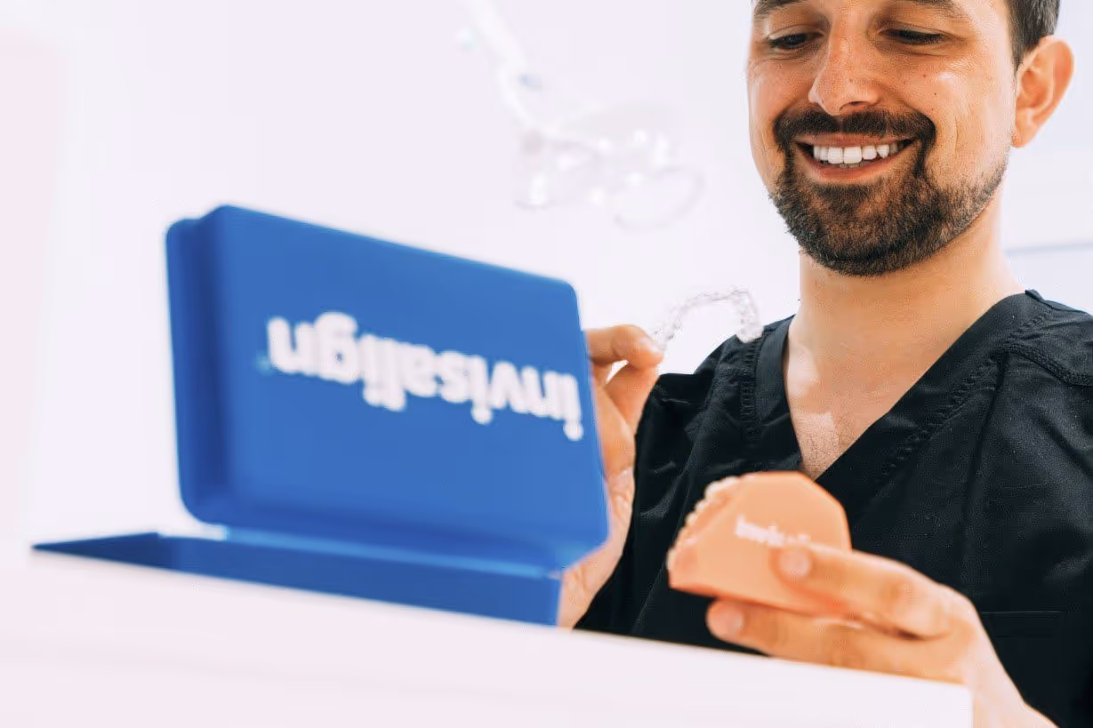 Imagem de capa do artigo «Prós e contras do Invisalign» — clínica dentária Maida Smiles, Maida Vale, Londres