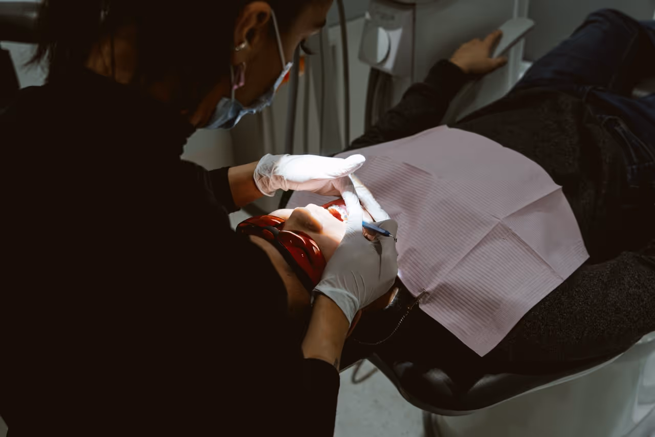 Imagem de capa do artigo «O que são brackets autoligáveis?» — clínica dentária Maida Smiles, Maida Vale, Londres