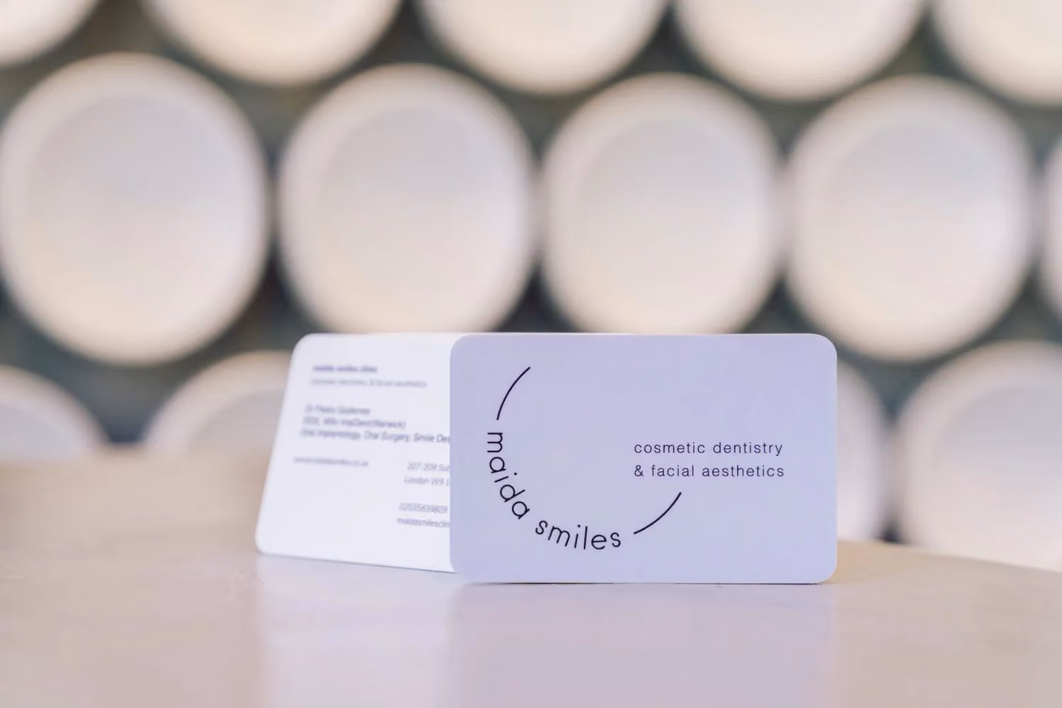 Capa do artigo «Uma carta aos nossos pacientes - Lavar os dentes: De tarefa obrigatória a momento divertido» — Maida Smiles, Londres